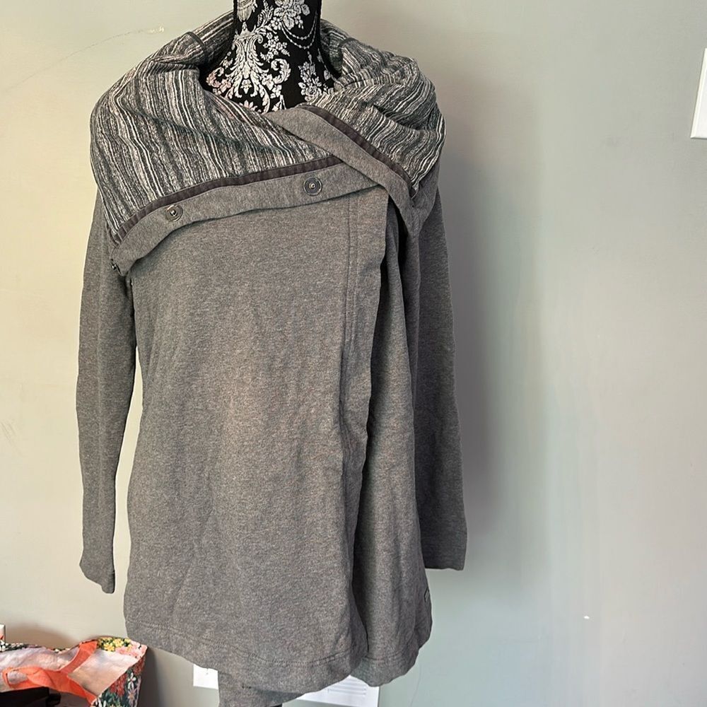 Lululemon size 8 pullover wrap
